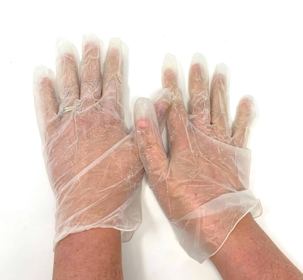 Pack of clear vinyl gloves - packaged in Quebec