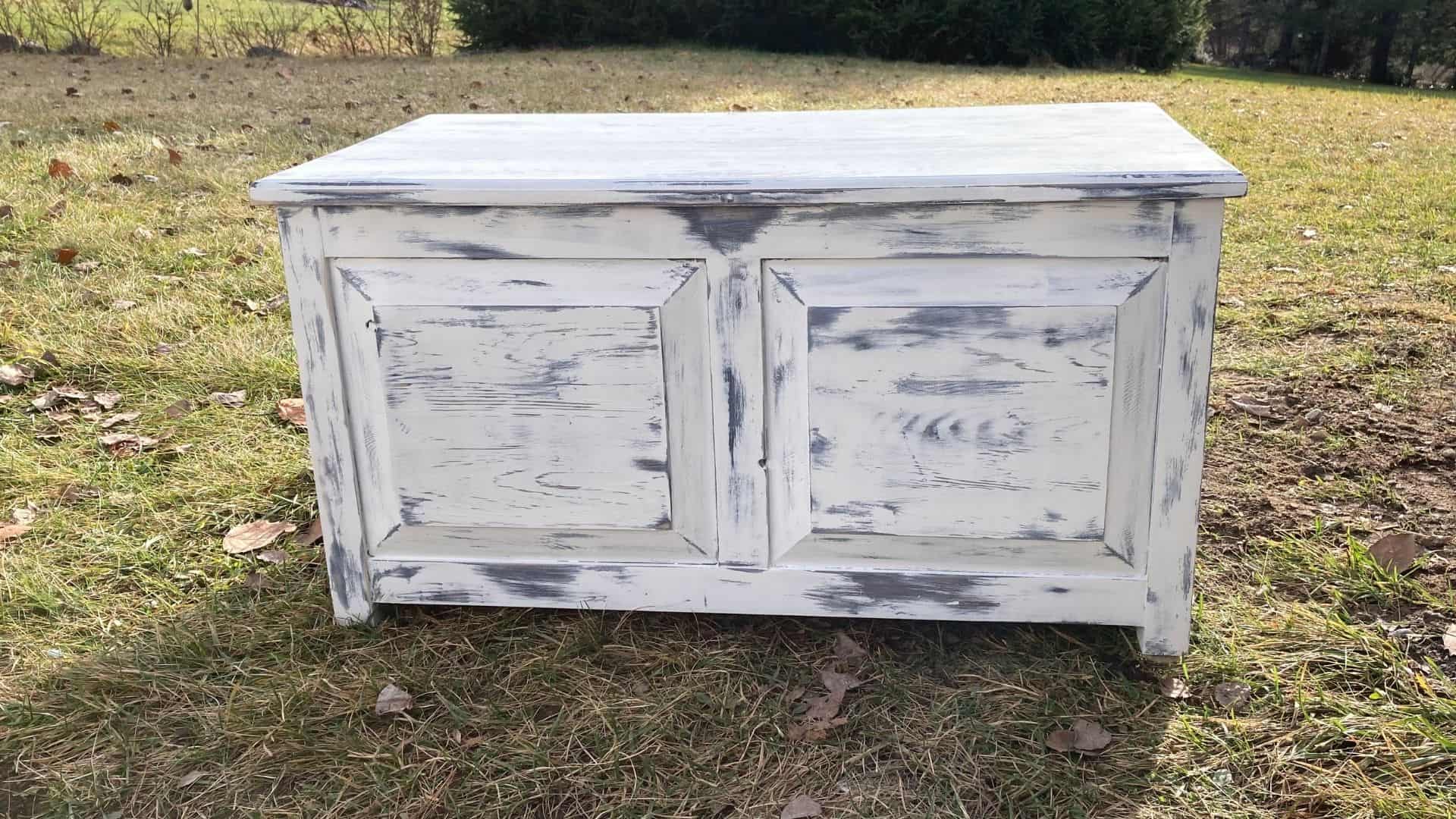 Antique chest | coffre antique avant