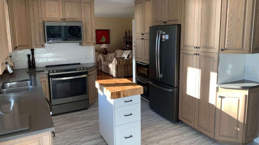 Rejuvenating bleached oak kitchen cabinets | armoires de cuisine